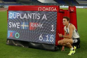 Mondo Duplantis davanti al suo record.
