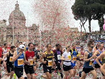 Il via della maratona fra i coriandoli dell’anima