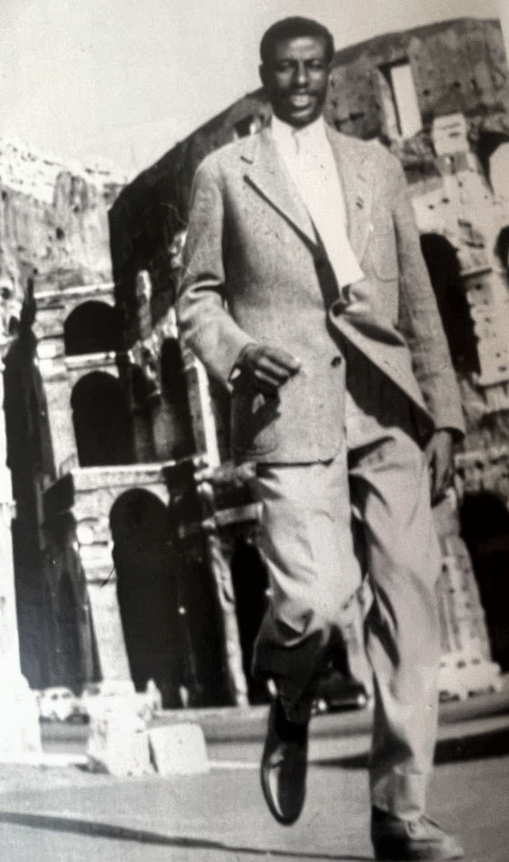 Abebe Bikila passeggia vicino al Colosseo