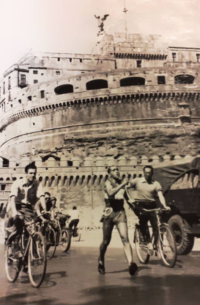 Carlo Bomba marcia vicino a Castel Sant'Angelo