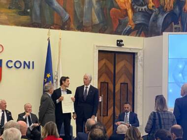 Giorgio Izzillo riceve il Premio Coni da Giovanni Malagò per "Il diario di Miguel"